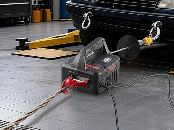 Prenosni električni dvižni vitel 500 kg, 1500 W z žičnim upravljanjem – prikaz vlečne uporabe vitla ob vozilu – navpična razporeditev prikazov