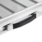 Bližnji pogled na črn nosilni ročaj in aluminijasto konstrukcijo