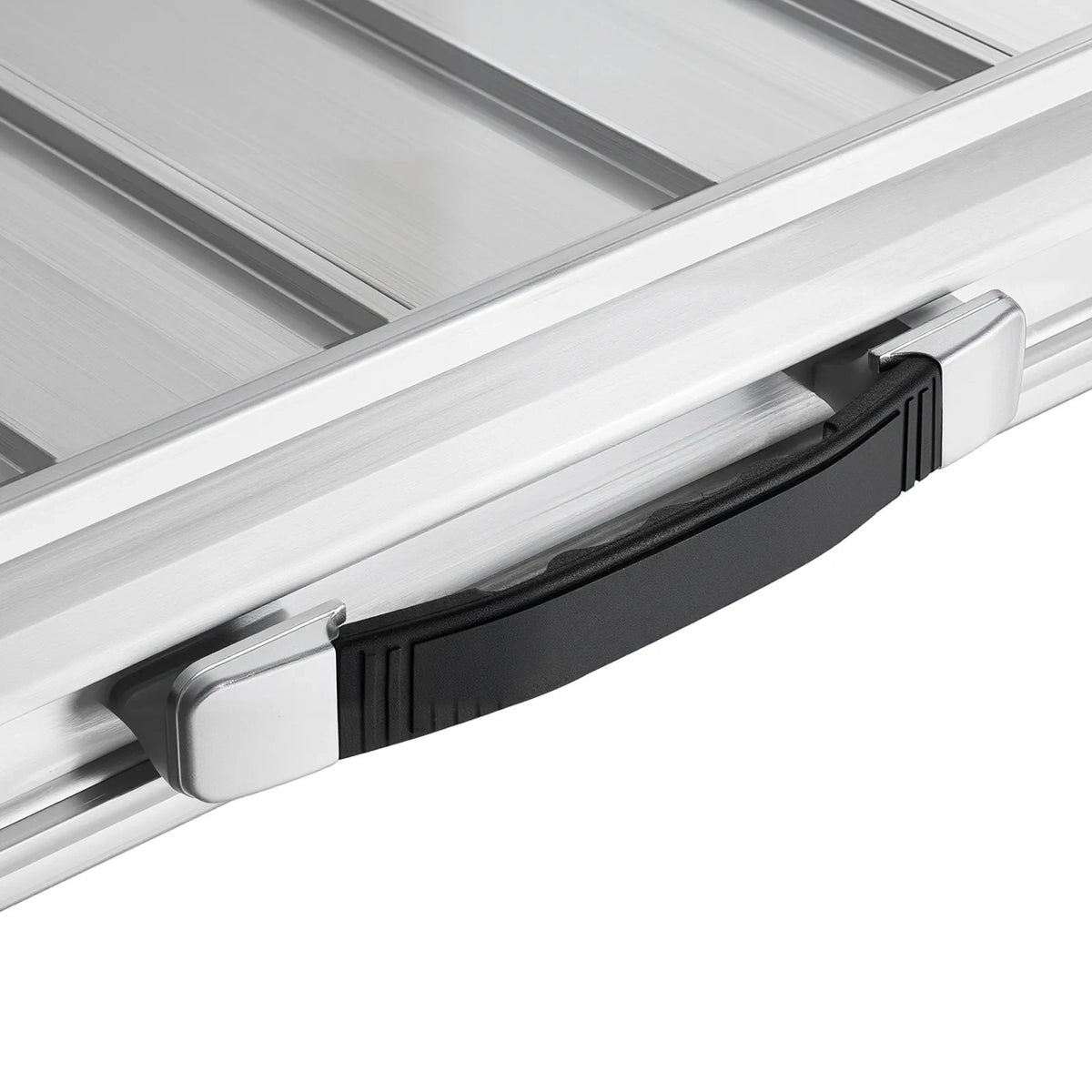 Bližnji pogled na črn nosilni ročaj in aluminijasto konstrukcijo