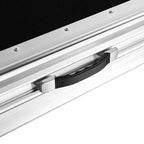 Bližnji pogled na črn nosilni ročaj in aluminijasto konstrukcijo