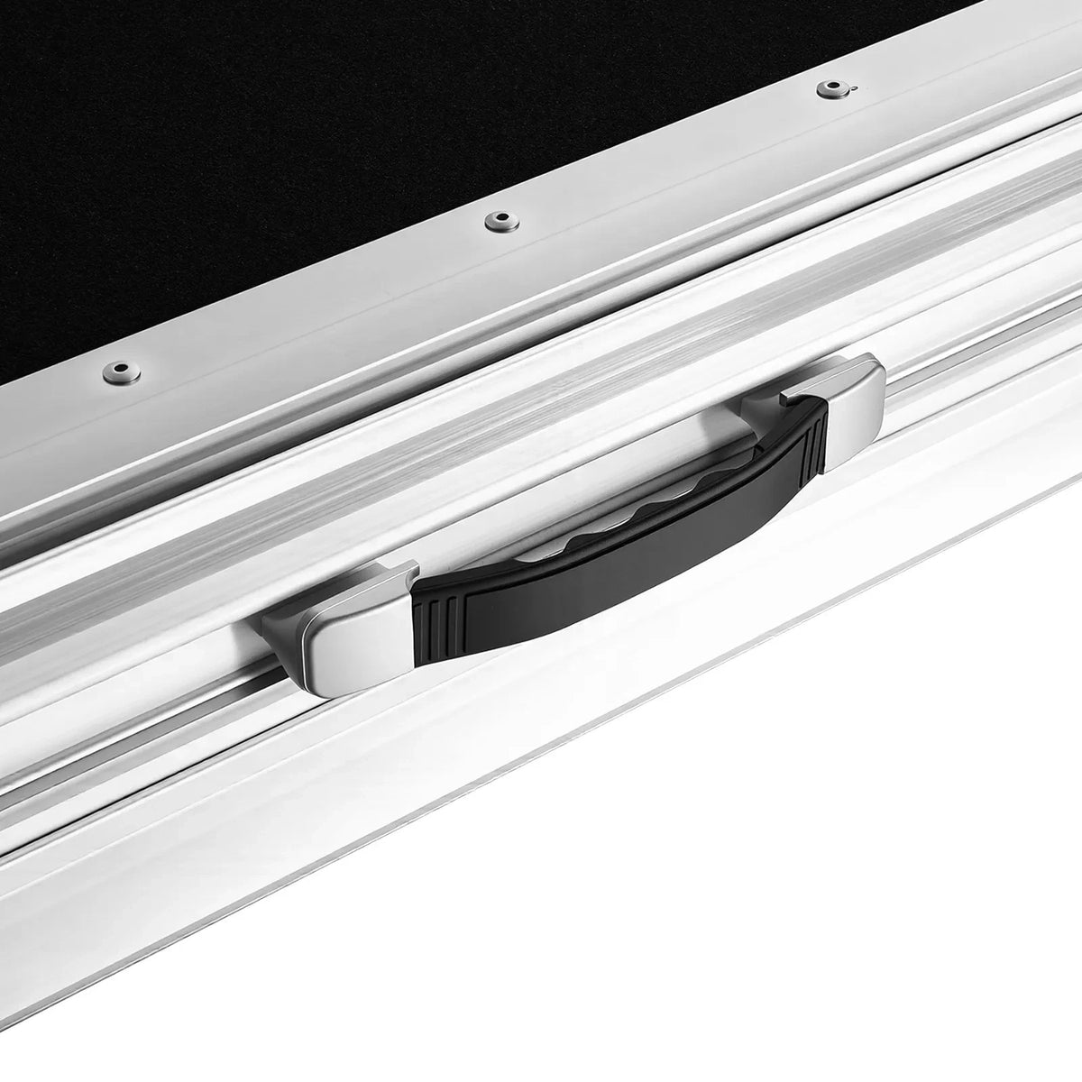 Bližnji pogled na črn nosilni ročaj in aluminijasto konstrukcijo