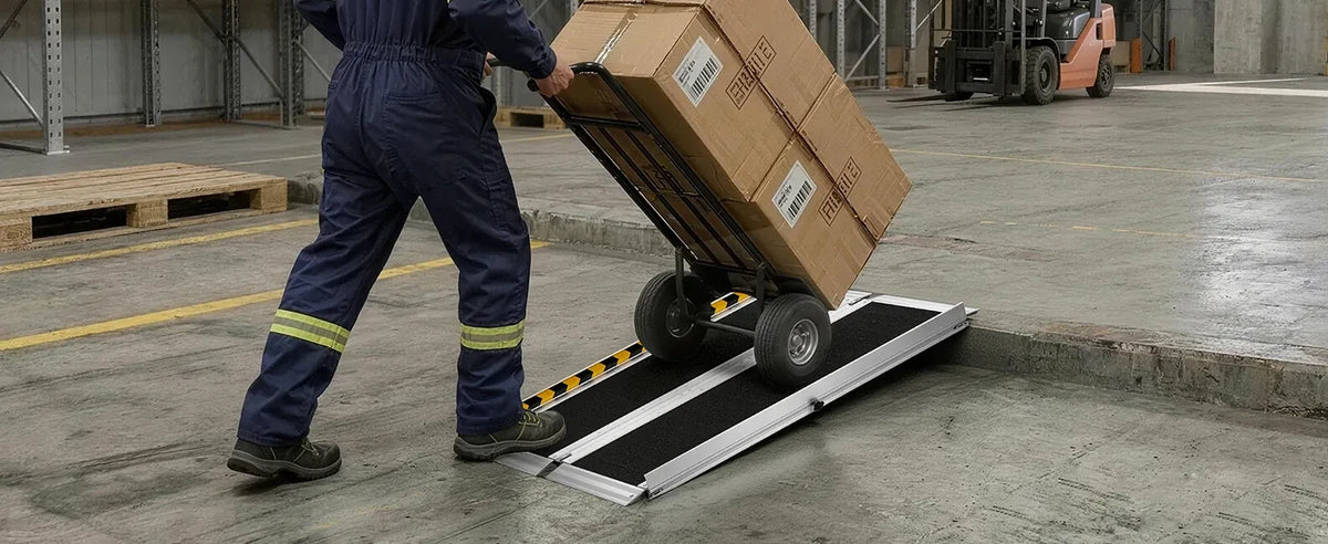 Prikaz klančine pri prevozu kartonov s transportnim vozičkom