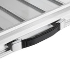 Bližnji pogled na črn nosilni ročaj in aluminijasto konstrukcijo